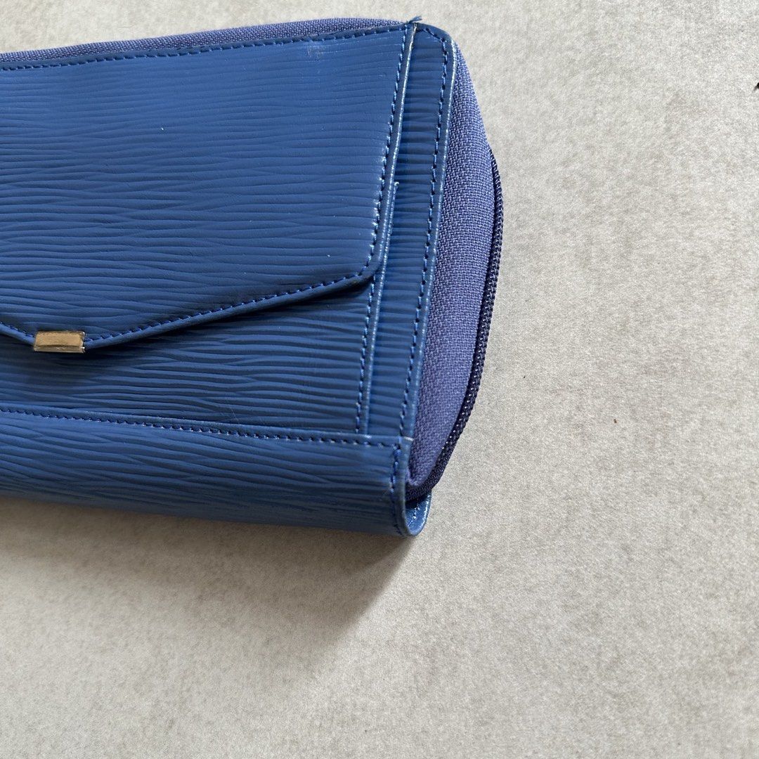 JAPAN BLUE TEXTURED WALLET | Unisex (Category: Wallets & Card holders) located in Bacoor. Submitted by kirqo (Listing ID 1467631119, Image 2). Description: • Condition: Thrifted (7/10) • Dimensions (in inches): - (H) Height 5” - (L) Length 8” • Issue: No major issues // leather cracking/peeling // signs of usage (see photos) *𝘚𝘸𝘪𝘱𝘦 𝘭𝘦𝘧𝘵 𝘵𝘰 𝘷𝘪𝘦𝘸 𝘢𝘤𝘵𝘶𝘢𝘭 𝘱𝘩𝘰𝘵𝘰𝘴 𝘢𝘯𝘥 𝘧𝘶𝘭𝘭 𝘪𝘵𝘦𝘮 𝘥𝘦𝘵𝘢𝘪𝘭𝘴. 🎁 BUNDLE DISCOUNT Bi
