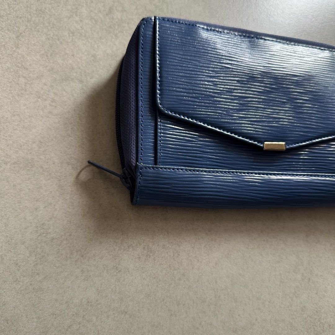 JAPAN BLUE TEXTURED WALLET | Unisex (Category: Wallets & Card holders) located in Bacoor. Submitted by kirqo (Listing ID 1467631119, Image 3). Description: • Condition: Thrifted (7/10) • Dimensions (in inches): - (H) Height 5” - (L) Length 8” • Issue: No major issues // leather cracking/peeling // signs of usage (see photos) *𝘚𝘸𝘪𝘱𝘦 𝘭𝘦𝘧𝘵 𝘵𝘰 𝘷𝘪𝘦𝘸 𝘢𝘤𝘵𝘶𝘢𝘭 𝘱𝘩𝘰𝘵𝘰𝘴 𝘢𝘯𝘥 𝘧𝘶𝘭𝘭 𝘪𝘵𝘦𝘮 𝘥𝘦𝘵𝘢𝘪𝘭𝘴. 🎁 BUNDLE DISCOUNT Bi