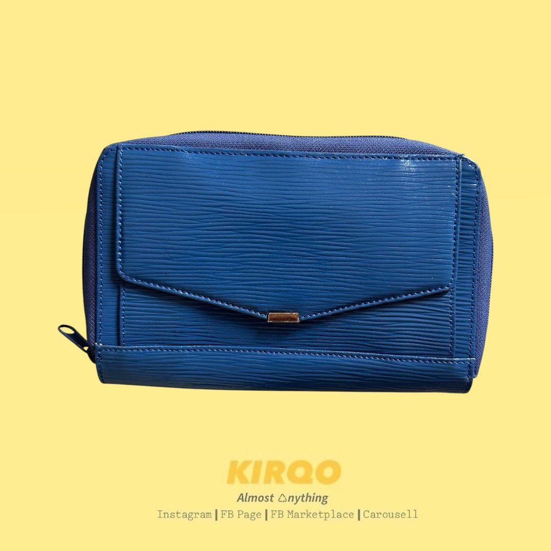 JAPAN BLUE TEXTURED WALLET | Unisex (Category: Wallets & Card holders) located in Bacoor. Submitted by kirqo (Listing ID 1467631119, Image 1). Description: • Condition: Thrifted (7/10) • Dimensions (in inches): - (H) Height 5” - (L) Length 8” • Issue: No major issues // leather cracking/peeling // signs of usage (see photos) *𝘚𝘸𝘪𝘱𝘦 𝘭𝘦𝘧𝘵 𝘵𝘰 𝘷𝘪𝘦𝘸 𝘢𝘤𝘵𝘶𝘢𝘭 𝘱𝘩𝘰𝘵𝘰𝘴 𝘢𝘯𝘥 𝘧𝘶𝘭𝘭 𝘪𝘵𝘦𝘮 𝘥𝘦𝘵𝘢𝘪𝘭𝘴. 🎁 BUNDLE DISCOUNT Bi