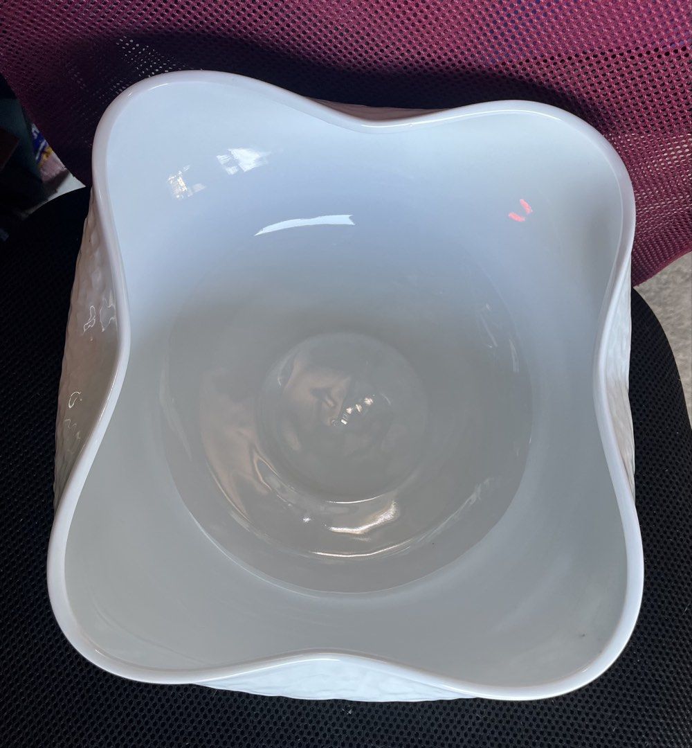 Japan porcelain Serving bowl (Category: Everything Else Others) located in Calasiao. Submitted by xwbj4ycjw975281 (Listing ID 1467694587, Image 1). Description: onhand subrang ganda niya pwede sa center table .
