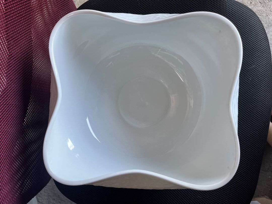 Japan porcelain Serving bowl (Category: Everything Else Others) located in Calasiao. Submitted by xwbj4ycjw975281 (Listing ID 1467694587, Image 3). Description: onhand subrang ganda niya pwede sa center table .