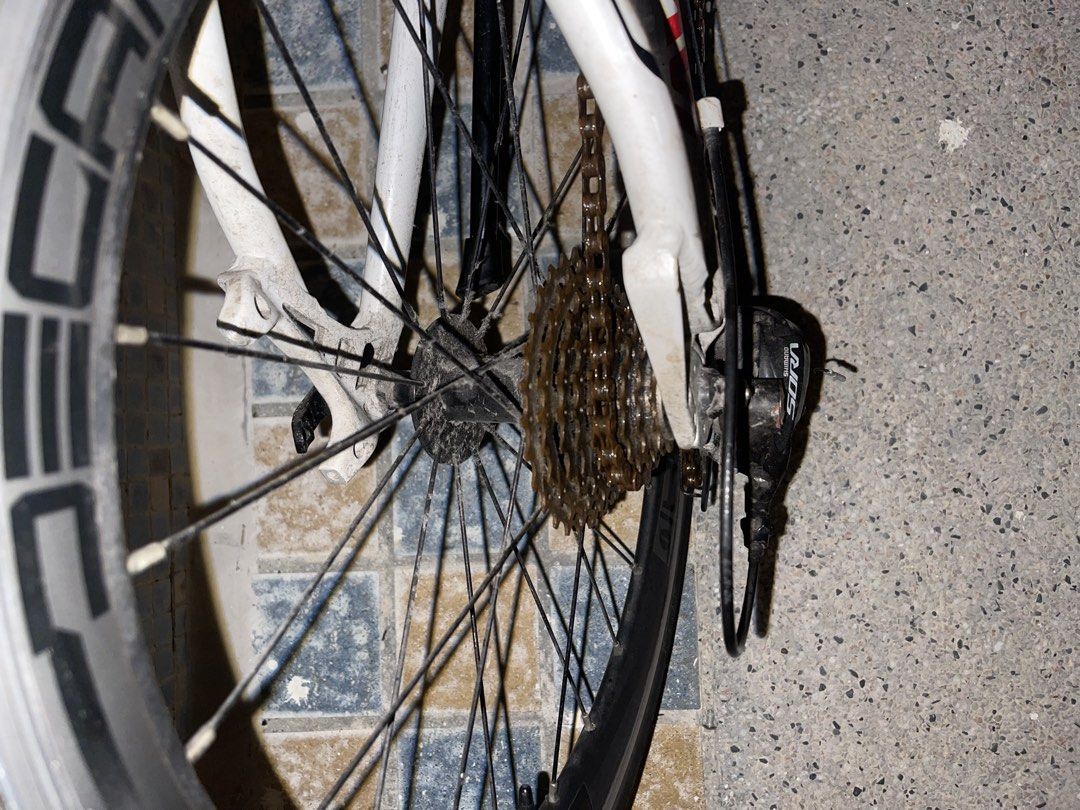 Java Road Bike （分類：單車）位於 Hong Kong。 由 uzairjatt291075 提交（商品編號 1467757911，圖片 3）。簡介： Java drop bar minivelo in white. Shimano Sora rear derailleur installed. Dual chainrings up front. Drop handlebars wrapped in black tape. Deep section wheels with Deca branding. Frame has some dirt buildup and chain shows significant rust. Needs a thorough clean and tune-up before hitting the road. Pick up only.。