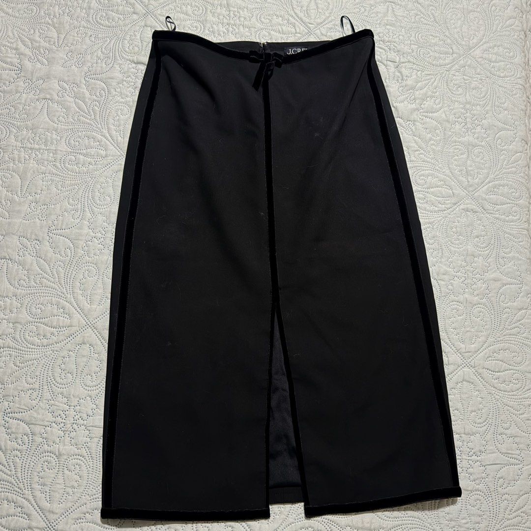 j.crew Midi Skirt (Category: Skirts) located in Cebu City. Submitted by shopjillscloset (Listing ID 1467750255, Image 1). Description: - authentic - orig price is 12,500 - zipper enclosure - NO issues - so elegant - fits 26-27 waistline best.