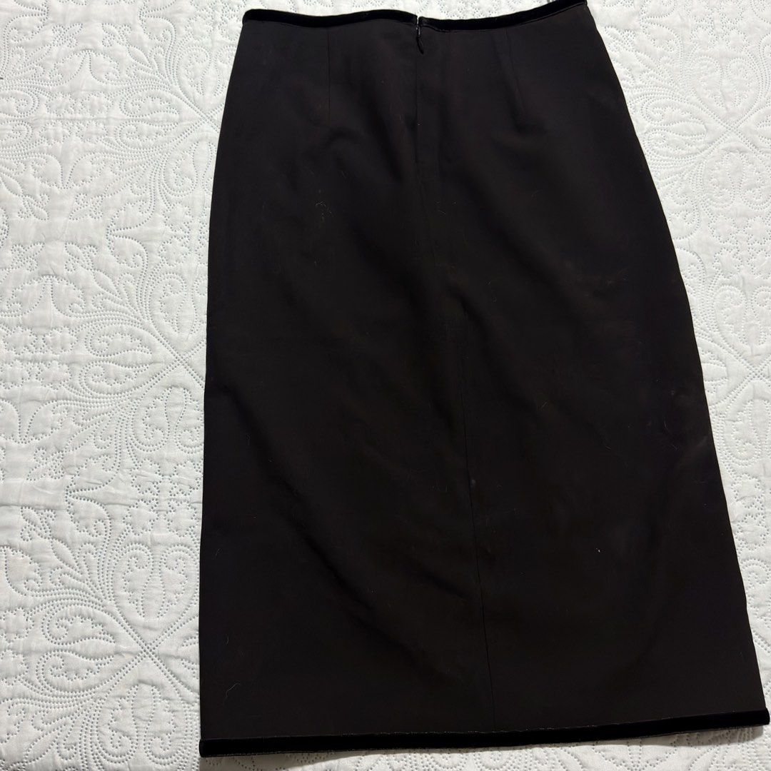 j.crew Midi Skirt (Category: Skirts) located in Cebu City. Submitted by shopjillscloset (Listing ID 1467750255, Image 2). Description: - authentic - orig price is 12,500 - zipper enclosure - NO issues - so elegant - fits 26-27 waistline best.