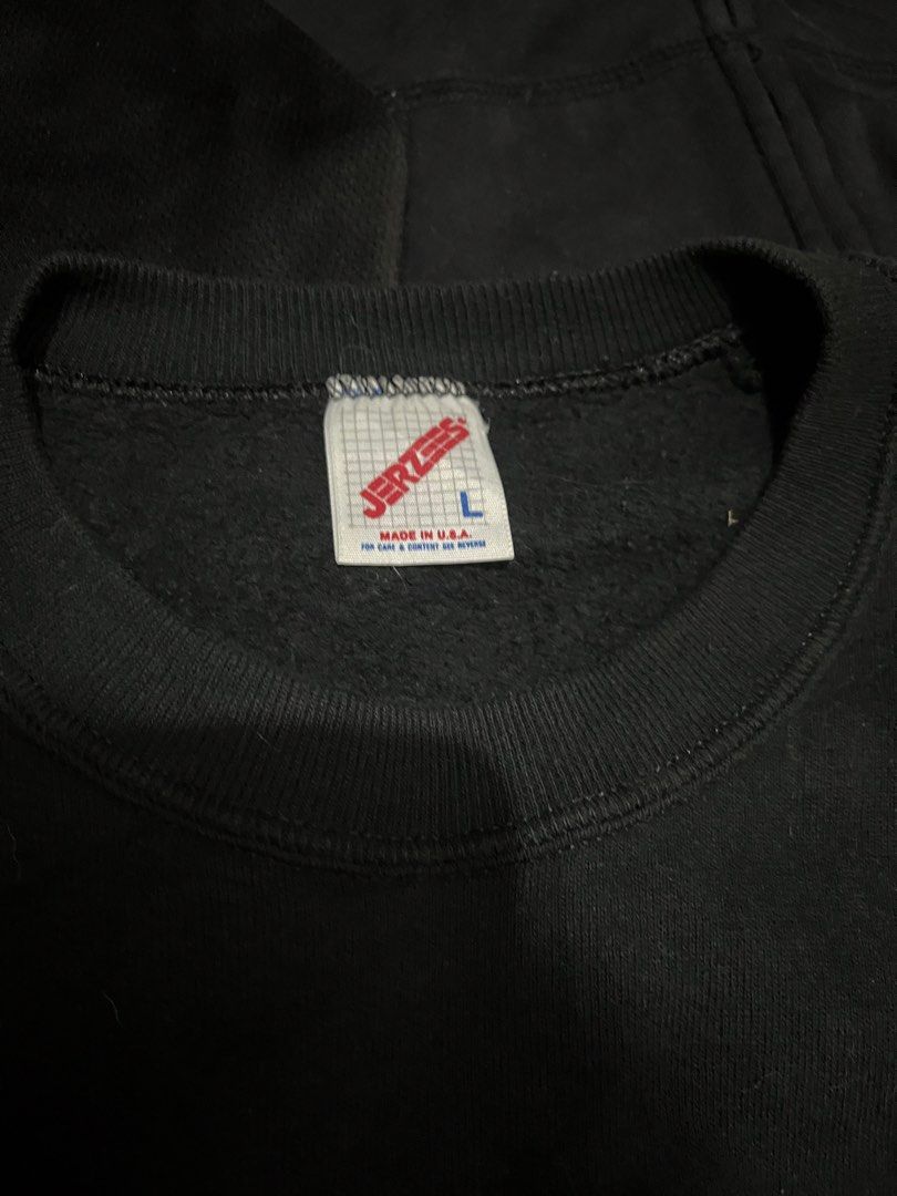 Jerzees crewneck (Category: Coats, Jackets and Outerwear) located in Pasay City. Submitted by metro_thrift (Listing ID 1467646533, Image 3). Description: 23x26 no issue good condition.