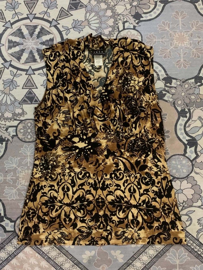 JKLA California 2000s Baroque Print Top (Category: Dresses) located in Tiaong. Submitted by parengsoni. (Listing ID 1467617694, Image 1). Description: JKLA California sleeveless V-neck or cowl-neck top featuring a black and brown baroque, floral, or paisley print in a Y2K / vintage style.