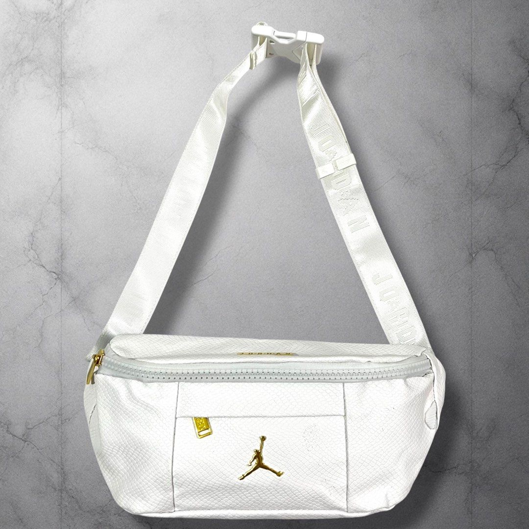 Jordan Belt Bag (Category: Belt bags, Clutches and Pouches) located in Cavite. Submitted by itsayaaa (Listing ID 1467741142, Image 1). Description: Air Jordan Belt Bag Issue: No issue Condition: Excellent Condition STARTING BID: 150 INCREMENT: 50 CLAIM: 📩.