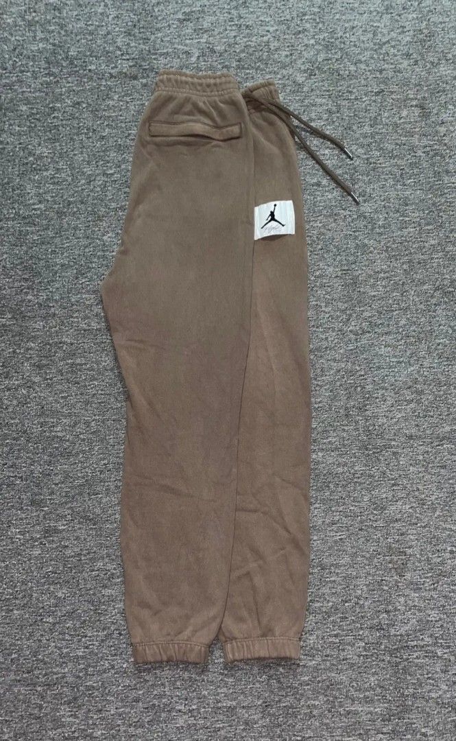 Jordan Flight Sweatpants (Category: Joggers) located in Manila. Submitted by jusss121 (Listing ID 1467718620, Image 1). Description: L on tag 30-34 Waist 39 Length As new No issue PM/DM 💌 .