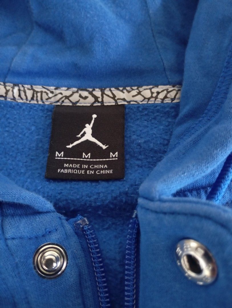 Jordan Varsity Hoodie Jacket (Category: Coats, Jackets and Outerwear) located in Santa Elena. Submitted by af_thriftshp7 (Listing ID 1467657266, Image 2). Description: Medium on tag Length : 24 Width : 22 Fabric condition : excellent Color condition : 9.5/10 Damage : none Flaws : minor stain back (barely noticeable, last photo) 450+SF.