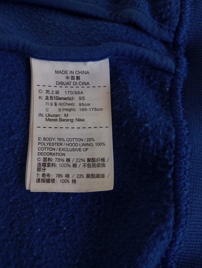 Jordan Varsity Hoodie Jacket (Category: Coats, Jackets and Outerwear) located in Santa Elena. Submitted by af_thriftshp7 (Listing ID 1467657266, Image 3). Description: Medium on tag Length : 24 Width : 22 Fabric condition : excellent Color condition : 9.5/10 Damage : none Flaws : minor stain back (barely noticeable, last photo) 450+SF.