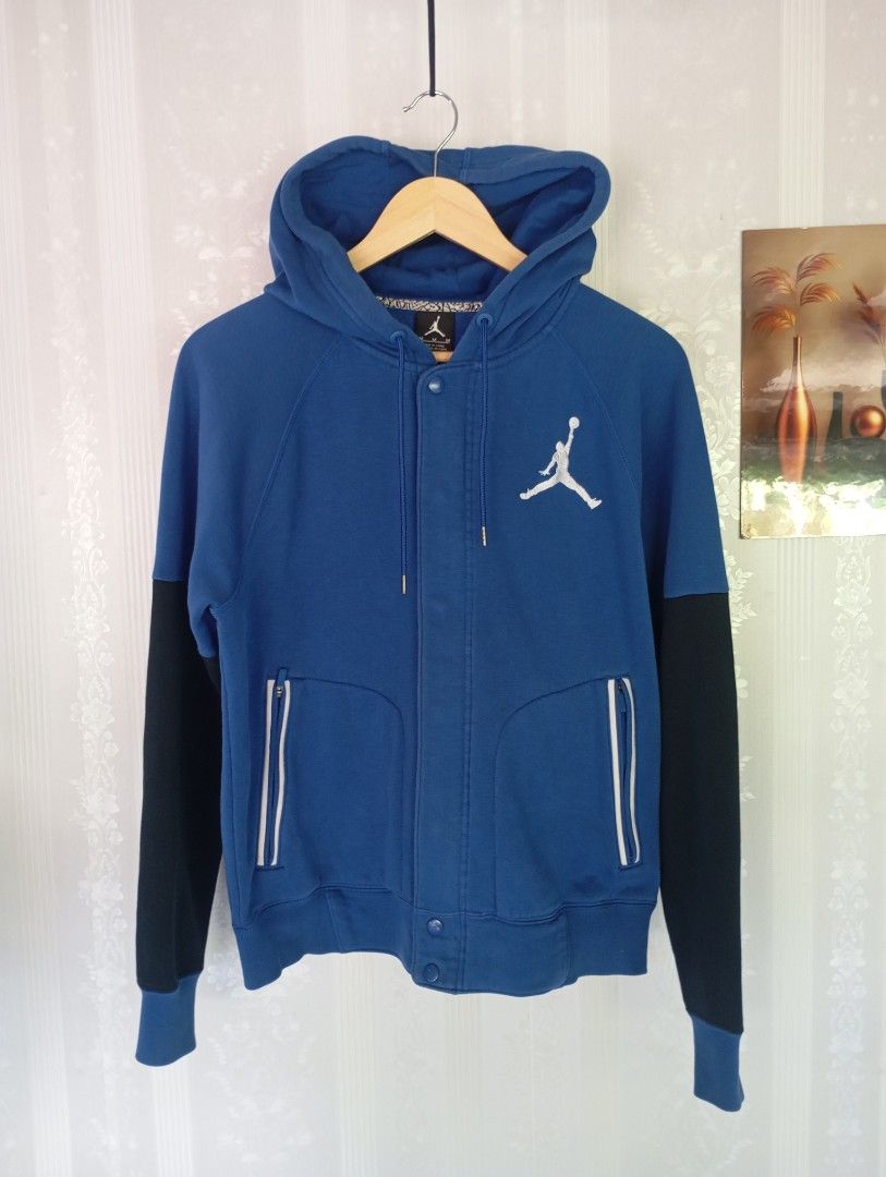 Jordan Varsity Hoodie Jacket (Category: Coats, Jackets and Outerwear) located in Santa Elena. Submitted by af_thriftshp7 (Listing ID 1467657266, Image 1). Description: Medium on tag Length : 24 Width : 22 Fabric condition : excellent Color condition : 9.5/10 Damage : none Flaws : minor stain back (barely noticeable, last photo) 450+SF.
