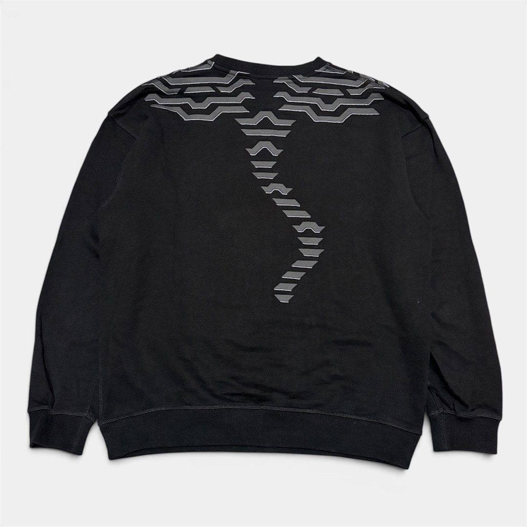 KENZO PARIS GEO TIGER CREW NECK (Category: Coats, Jackets and Outerwear) located in Tacloban City. Submitted by katimmyroy (Listing ID 1467717351, Image 2). Description: Dimensions: 20.5x25 Size M on tag Excellent Condition No Flaws .