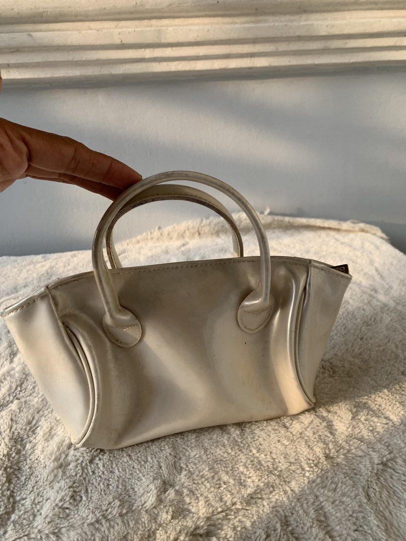 Kenzo pouch (Category: Purses & Pouches) located in Taguig. Submitted by madisam (Listing ID 1467836968, Image 1). Description: Preloved .