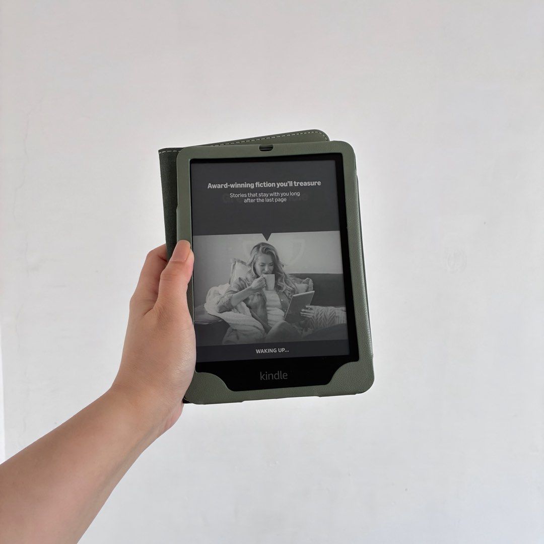Kindle Paperwhite 11th gen Agave (Category: E-Readers) located in Carmona. Submitted by clearspaceship (Listing ID 1467650954, Image 2). Description: Inclusions: Charging cable, Screen protector, Free Clear Case & MoKo Case in Celadon NO Box.