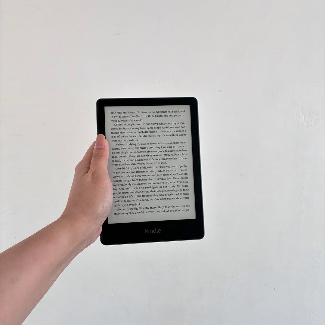 Kindle Paperwhite 11th gen Agave (Category: E-Readers) located in Carmona. Submitted by clearspaceship (Listing ID 1467650954, Image 3). Description: Inclusions: Charging cable, Screen protector, Free Clear Case & MoKo Case in Celadon NO Box.