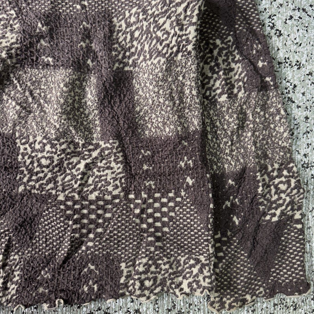 Knited Sweater (Category: Coats, Jackets and Outerwear) located in Baguio. Submitted by secondoption.ph (Listing ID 1467653092, Image 3). Description: Size medium Length 22.5 Width 20.5.