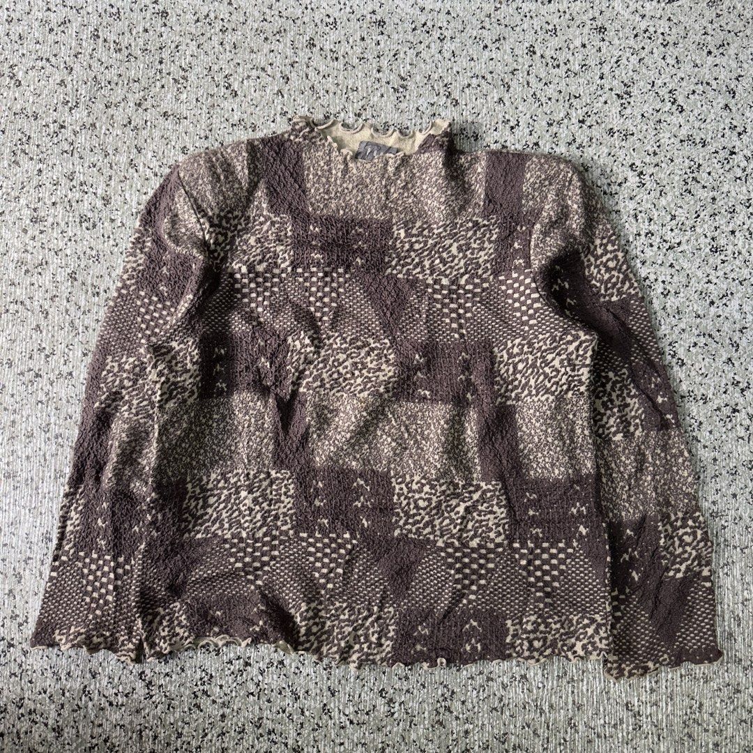Knited Sweater (Category: Coats, Jackets and Outerwear) located in Baguio. Submitted by secondoption.ph (Listing ID 1467653092, Image 1). Description: Size medium Length 22.5 Width 20.5.