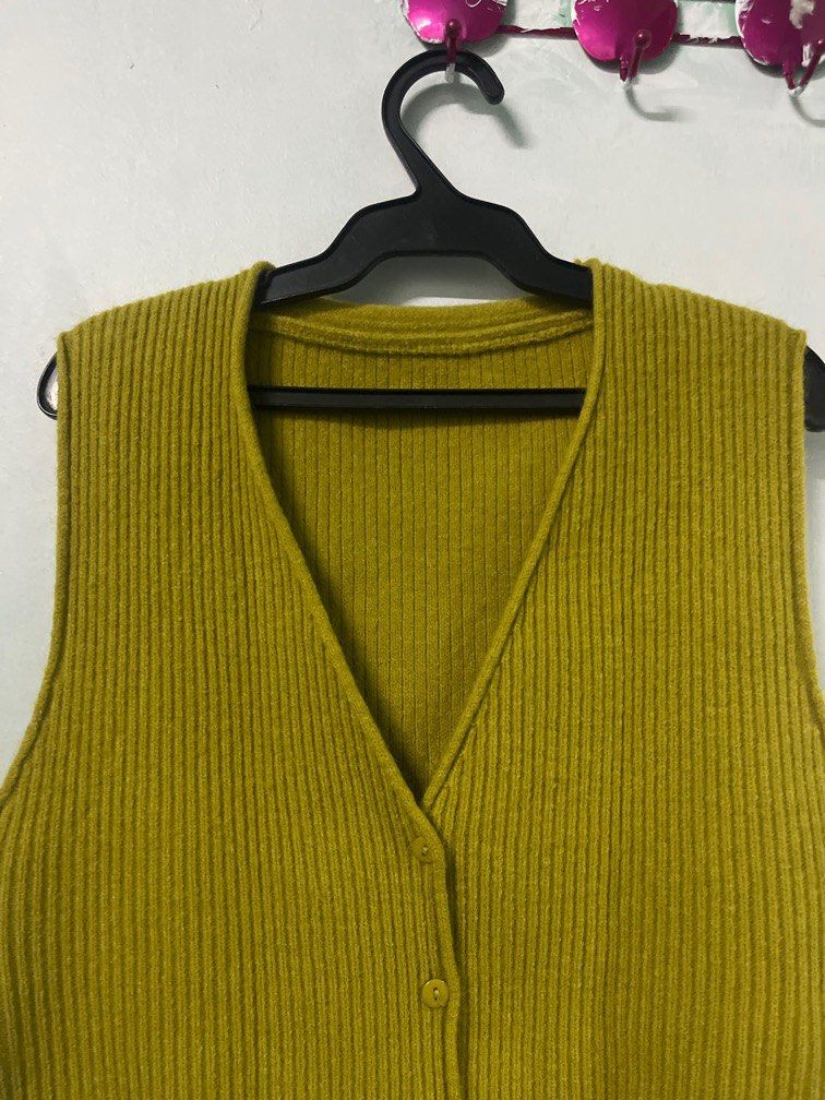 Knitted Vest (Category: Sleeveless) located in Las Pinas. Submitted by askingnoelle (Listing ID 1467790873, Image 2). Description: no flaws decluttering loc: SM NORTH, QC.