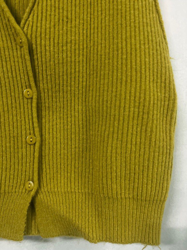 Knitted Vest (Category: Sleeveless) located in Las Pinas. Submitted by askingnoelle (Listing ID 1467790873, Image 3). Description: no flaws decluttering loc: SM NORTH, QC.