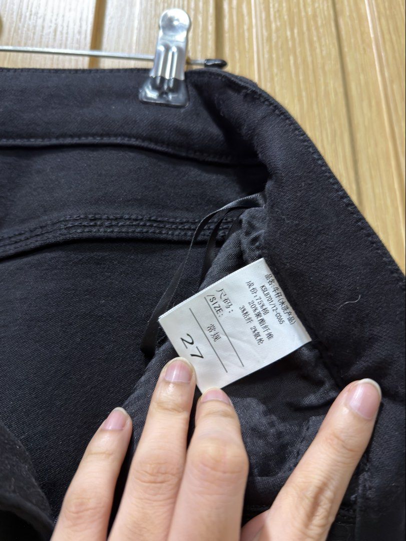 KS Denmo Black denim flare pants size 27 (Category: Jeans) located in Bacoor. Submitted by preloved_with_love_ (Listing ID 1467610271, Image 3). Description: - Color: Solid black - Size: 27 - Fit: High-rise with a flattering flare - Closure: Front button and zipper - Pockets: Classic five-pocket style with back patch pockets - Material: 75% viscose, 20% polyester, 3% viscose blend, 2% spandex (has stretch) - Condition: Clean dark wash finish.