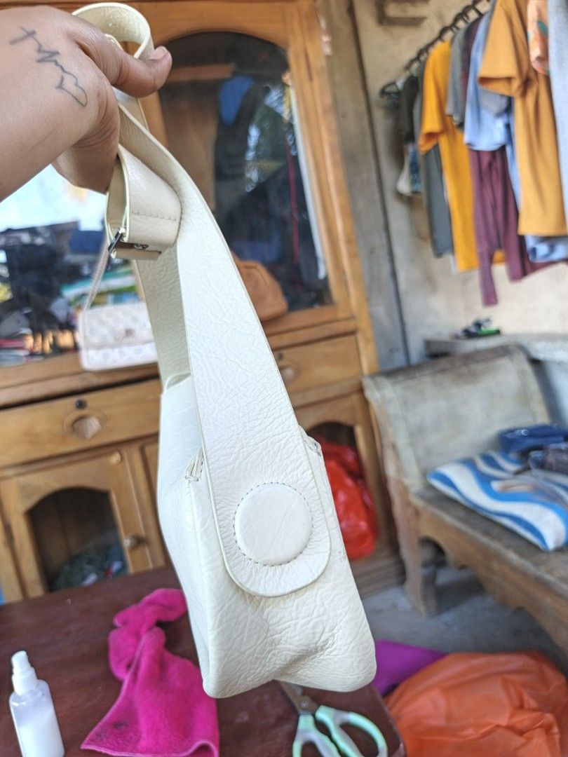 Kunogigi sling bag (Category: Cross-body Bags) located in Quezon, Isabela. Submitted by ukay-ukaybylyn (Listing ID 1467743692, Image 3). Description: like new💯 super kapal ang ganda ng leather in actual kasya long wallet.