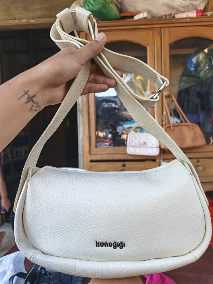 Kunogigi sling bag (Category: Cross-body Bags) located in Quezon, Isabela. Submitted by ukay-ukaybylyn (Listing ID 1467743692, Image 1). Description: like new💯 super kapal ang ganda ng leather in actual kasya long wallet.