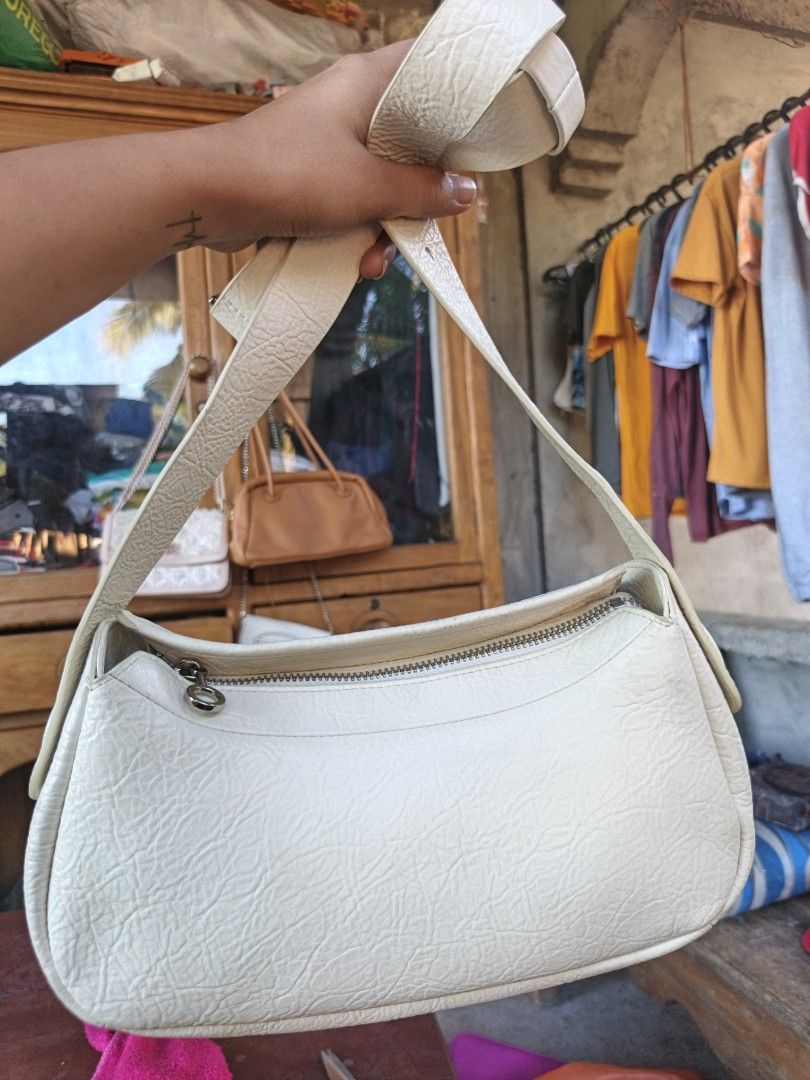 Kunogigi sling bag (Category: Cross-body Bags) located in Quezon, Isabela. Submitted by ukay-ukaybylyn (Listing ID 1467743692, Image 2). Description: like new💯 super kapal ang ganda ng leather in actual kasya long wallet.