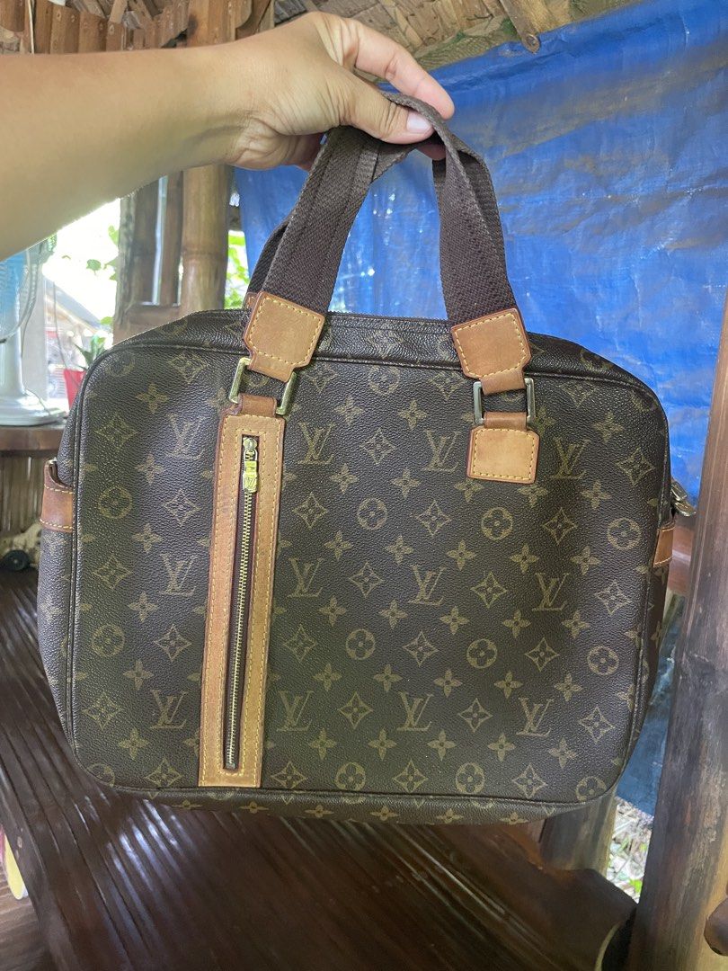 L v Laptop Bag (Category: Laptop Bags & Sleeves) located in San Carlos. Submitted by graciahoney (Listing ID 1467739307, Image 1). Description: .