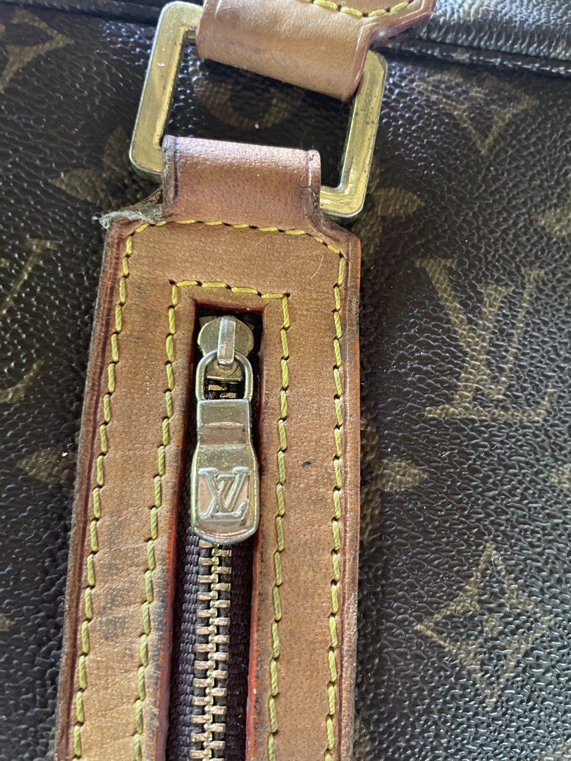 L v Laptop Bag (Category: Laptop Bags & Sleeves) located in San Carlos. Submitted by graciahoney (Listing ID 1467739307, Image 3). Description: .