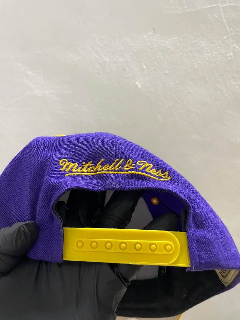 LAKERS (Category: Caps & Hats) located in Caloocan City. Submitted by vntgxlocalsph (Listing ID 1467724157, Image 3). Description: M&N ISSUE : 1 MOTHOLE SA GILID NG BRIM NEED WASH.
