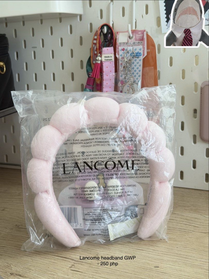 Lancome headband GWP light pink (Category: Hair Accessories) located in Manila. Submitted by cinnmoroll (Listing ID 1467637441, Image 1). Description: - Brand: Lancome (Official Gift with Purchase) - Color: Pale pink - Style: Soft and puffy bubble design - Condition: Brand new, still sealed in original packaging - Perfect for daily skincare, washing face, and applying makeup.