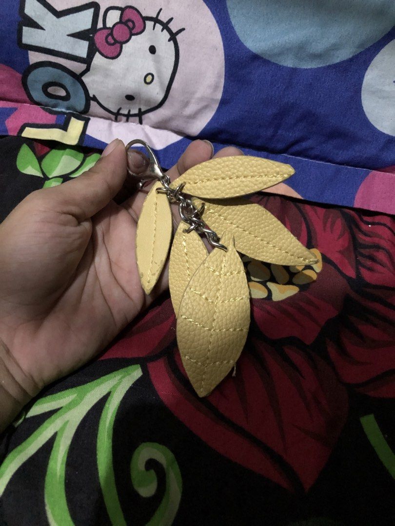 Leaf Keychain (Category: Charms) located in San Juan, La Union. Submitted by declutteringog7 (Listing ID 1467631273, Image 2). Description: 🍃 Leaf Keychain ₱100 Category: Accessories > Keychains Details: Yellow leaf design — faux leather material Clips easily to bags, keys, or purses Minor signs of use — slight fraying on edges Still in good condition and very cute 📍 Location: Baguio City 📦 Ship via J&T / Lalamove Message me if interested! 😊.