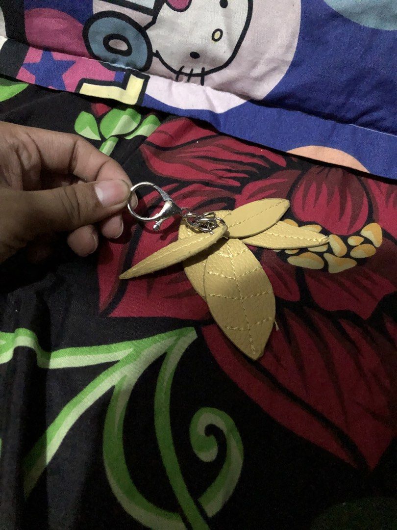 Leaf Keychain (Category: Charms) located in San Juan, La Union. Submitted by declutteringog7 (Listing ID 1467631273, Image 3). Description: 🍃 Leaf Keychain ₱100 Category: Accessories > Keychains Details: Yellow leaf design — faux leather material Clips easily to bags, keys, or purses Minor signs of use — slight fraying on edges Still in good condition and very cute 📍 Location: Baguio City 📦 Ship via J&T / Lalamove Message me if interested! 😊.