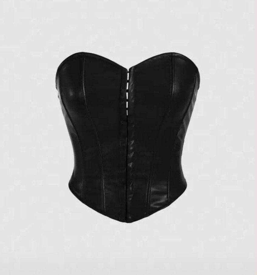 Leather black corset (Category: Sleeveless) located in Caloocan City. Submitted by elcloset.ph (Listing ID 1467723976, Image 1). Description: di pa nagamit rfs: wrong size.