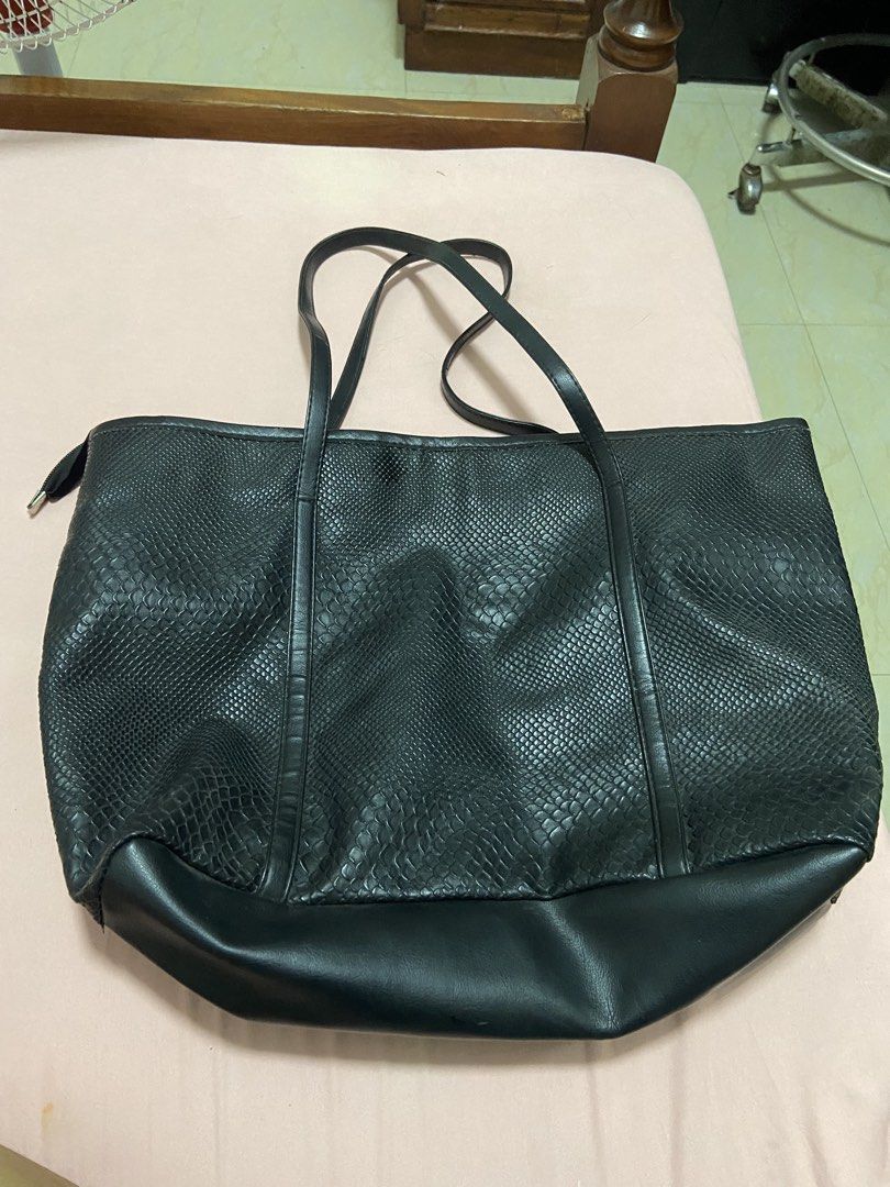 Leather shoulder bag (Category: Shoulder Bags) located in Calamba. Submitted by mj_sotto22 (Listing ID 1467727090, Image 1). Description: Leather bag no flaws .