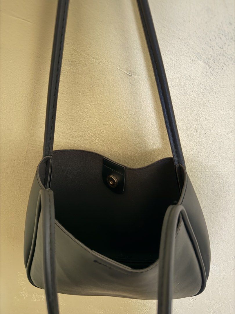 Leather shoulder bag with free pouch (Category: Shoulder Bags) located in Tarlac. Submitted by el401_ (Listing ID 1467660067, Image 3). Description: .