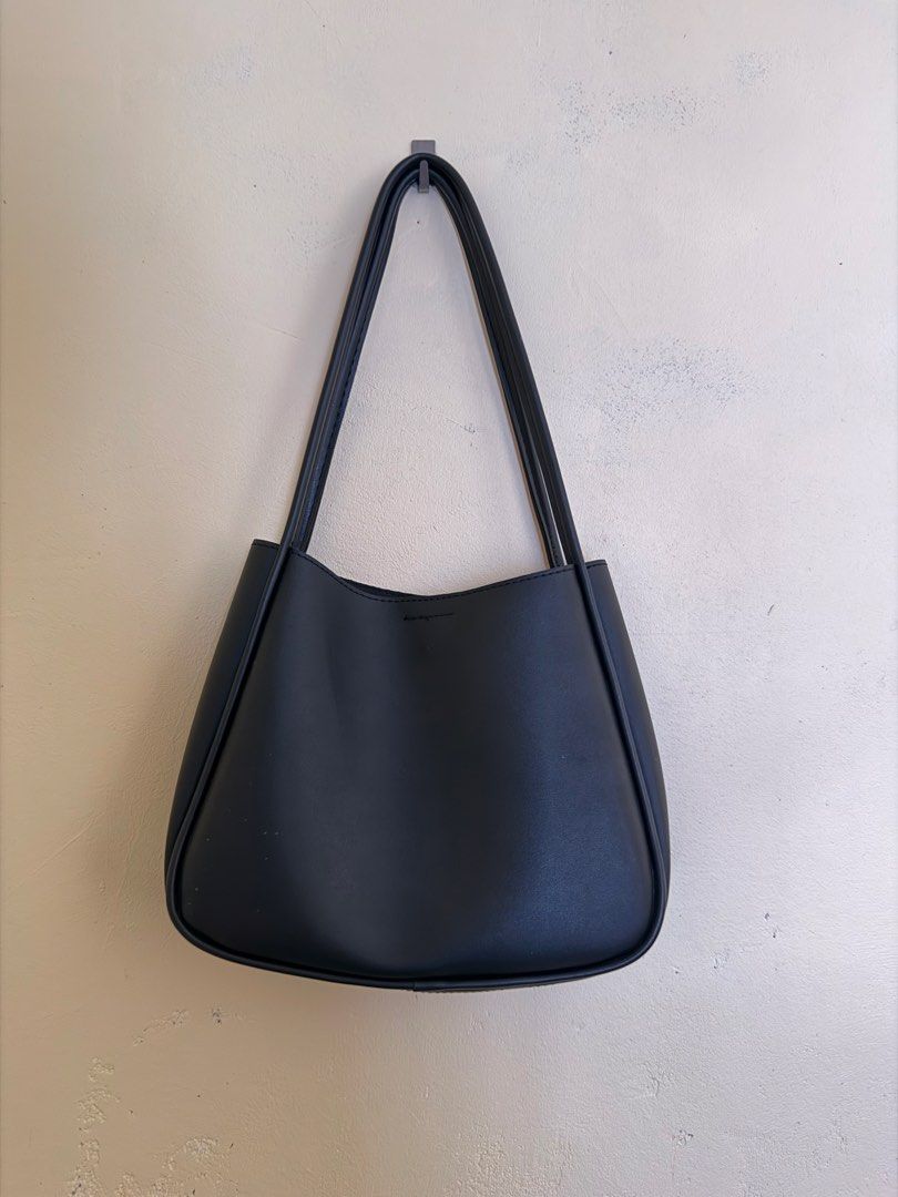 Leather shoulder bag with free pouch (Category: Shoulder Bags) located in Tarlac. Submitted by el401_ (Listing ID 1467660067, Image 1). Description: .