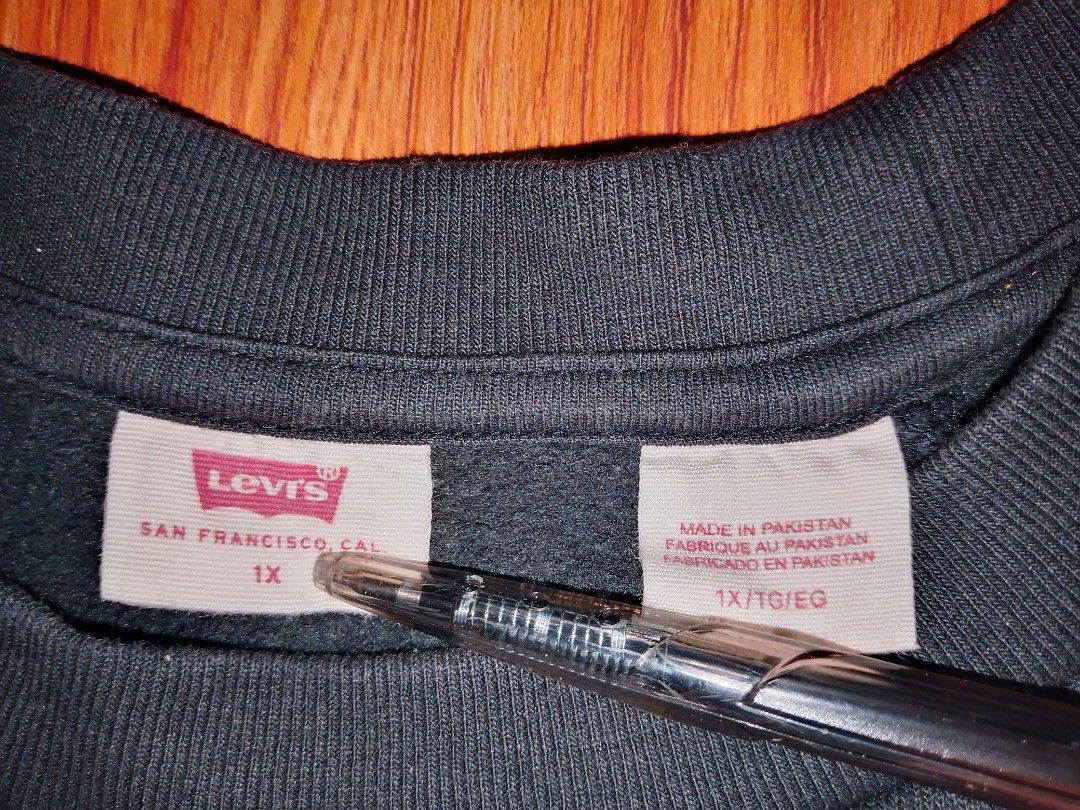 Levi's Black Crewneck Sweatshirt Size 1X (Category: Coats, Jackets and Outerwear) located in Manila. Submitted by eveesellinggoods (Listing ID 1467607165, Image 3). Description: - Brand: Levi's - Color: Black with small white retro logo - Size: 1X - Material: Soft fleece lining inside for extra comfort - Design: Raglan sleeves, ribbed collar, cuffs, and hem - Origin: Made in Pakistan - Mode of payment and shipping via Carousell standard options.