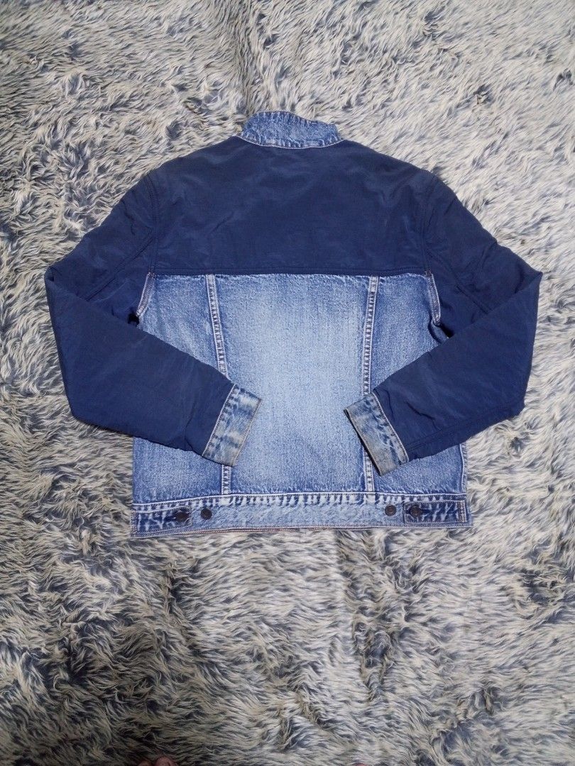 Levi's DENIM jacket (Category: Coats, Jackets and Outerwear) located in Manila. Submitted by pagatpatan59259 (Listing ID 1467707615, Image 2). Description: Levi's DENIM jacket size: M fitting price: 950.