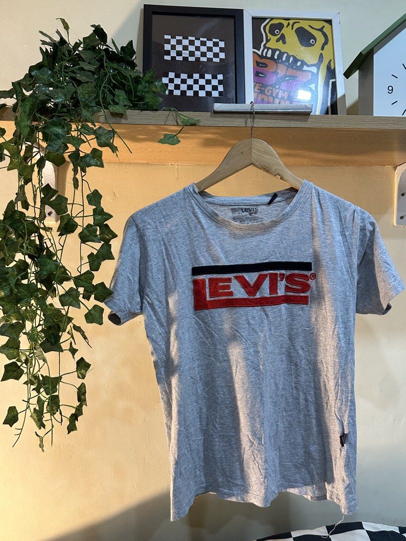 Levi's Grey Graphic T-Shirt (Category: Tshirts & Polo Shirts ) located in Manila. Submitted by tenshiii185 (Listing ID 1467676405, Image 1). Description: Authentic grey Levi's t-shirt in size small, featuring an embroidered red and black box logo. Made of 100% comfortable cotton with a classic crew neck and regular fit. Clean, ready to wear, and great for casual days..