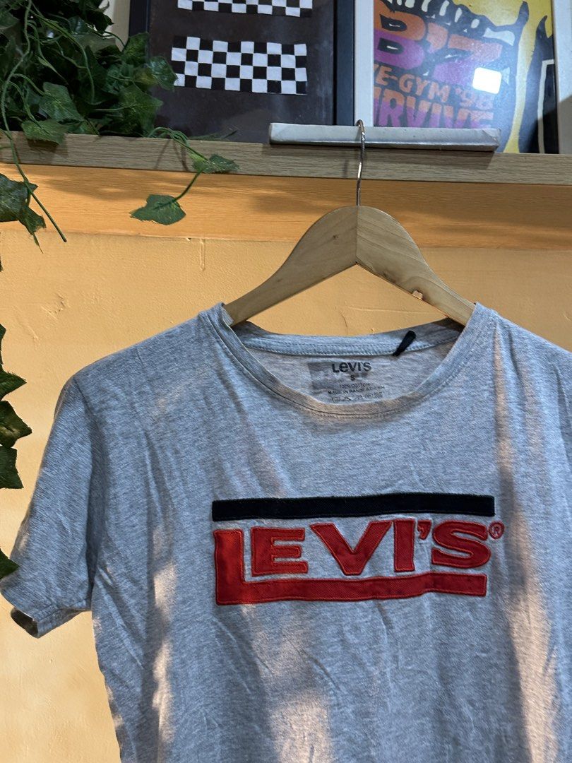 Levi's Grey Graphic T-Shirt (Category: Tshirts & Polo Shirts ) located in Manila. Submitted by tenshiii185 (Listing ID 1467676405, Image 2). Description: Authentic grey Levi's t-shirt in size small, featuring an embroidered red and black box logo. Made of 100% comfortable cotton with a classic crew neck and regular fit. Clean, ready to wear, and great for casual days..