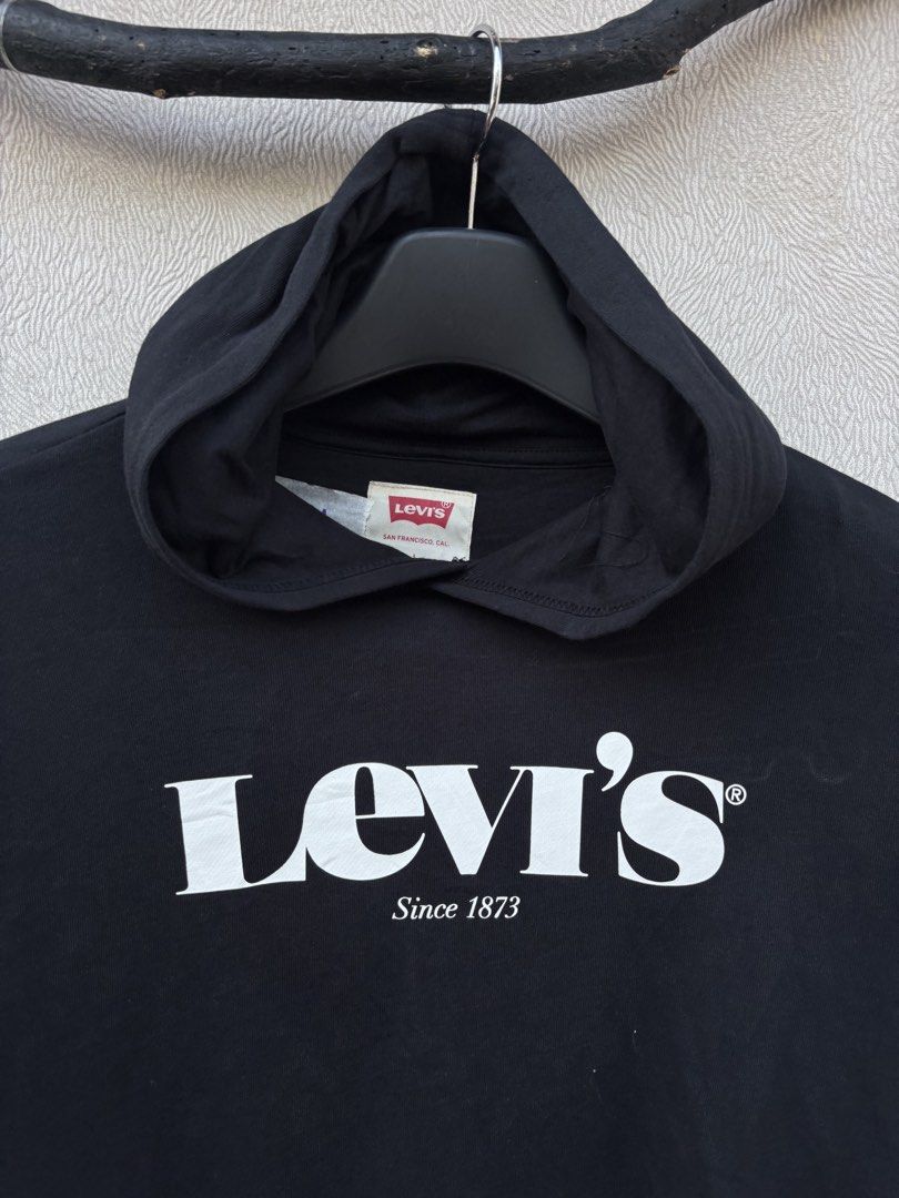 Levis Hoodie (Category: Coats, Jackets and Outerwear) located in Baybay. Submitted by thrift.ed2023 (Listing ID 1467675552, Image 2). Description: Levis Hoodie Medium to Large 21x21 No Issue Need Wash Good as New.