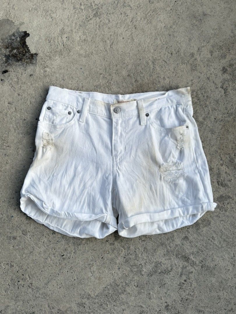 Levis mid lenght sexy short (Category: Shorts) located in Davao. Submitted by boss_kel (Listing ID 1467609403, Image 2). Description: Waist: 30-31 Lenght: 12 Thigh: 11 LO: 10 Issue: Removable stain/ Needwash only.