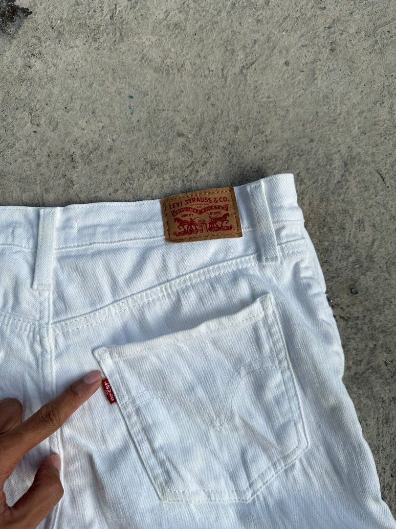 Levis mid lenght sexy short (Category: Shorts) located in Davao. Submitted by boss_kel (Listing ID 1467609403, Image 3). Description: Waist: 30-31 Lenght: 12 Thigh: 11 LO: 10 Issue: Removable stain/ Needwash only.