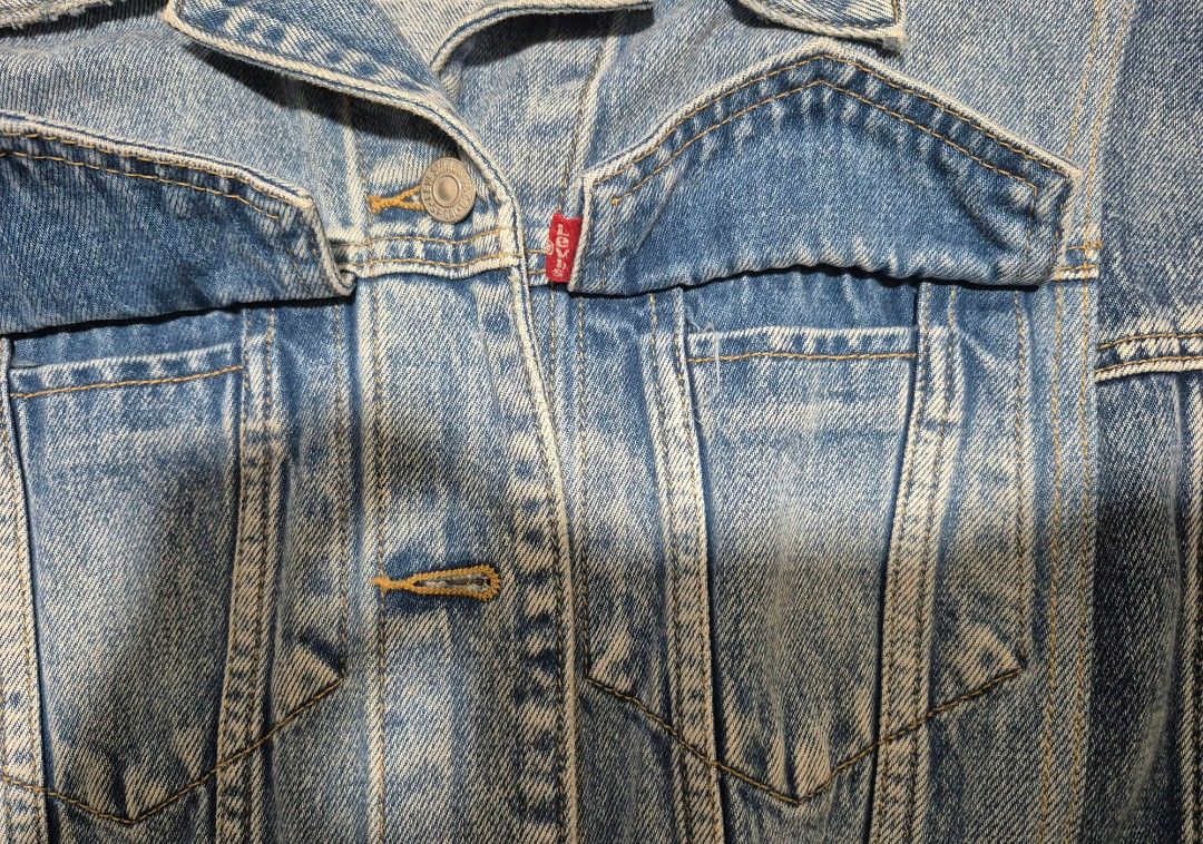 LEVI'S OVERSIZE DENIM JACKET (Category: Coats, Jackets and Outerwear) located in Caloocan City. Submitted by secret.t (Listing ID 1467749018, Image 3). Description: Small Length - 25 in Width - 30 in MOP is GCash MOD is SPX.