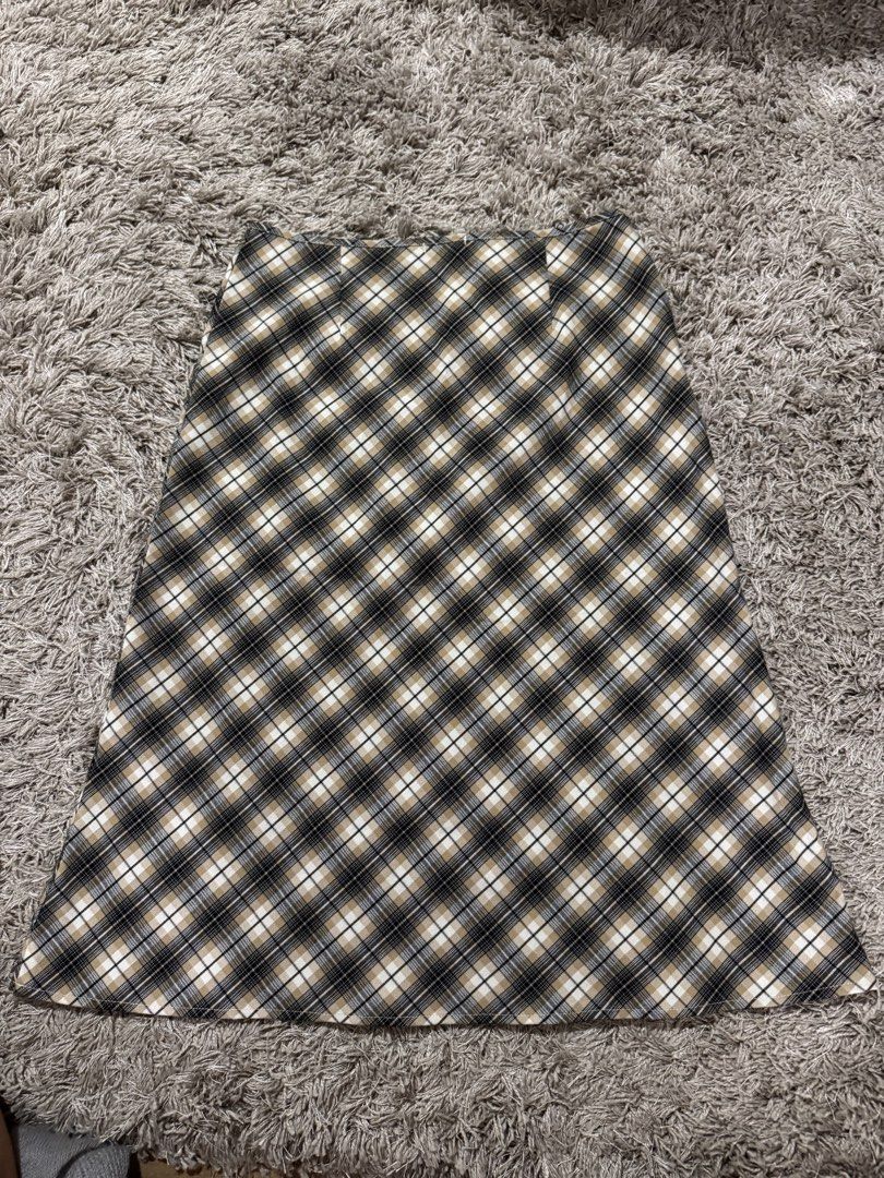 LIBÉ Plaid A-line Midi Skirt Size S (Category: Skirts) located in Caloocan City. Submitted by newcrystal_3b43ba (Listing ID 1467757231, Image 2). Description: - Brand: LIBÉ - Size: Small (tag attached inside waistband) - Pattern: Classic brown and black plaid/checkered - Style: Casual, easy to pair with basic tops - Condition: Excellent, clean fabric with no flaws noticed.
