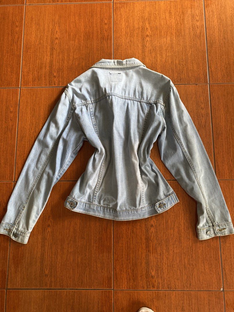 Light wash denim jacket loose fit (Category: Coats, Jackets and Outerwear) located in Manila. Submitted by ysaa.sj (Listing ID 1467629747, Image 2). Description: - Color/Wash: Light wash blue - Size: Medium (M) - Features: Front button closure, chest pockets, and button cuffs.