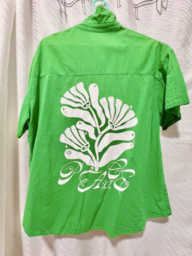 Local Minds Blooming Peace Polo Green (Category: Tshirts & Polo Shirts ) located in Antipolo. Submitted by streamedsiomai (Listing ID 1467775904, Image 2). Description: Local Minds polo in bright green. Size large. White graphic prints on the front pocket and bottom hem, plus a large floral peace design across the back. Button-down front collar. Original retail was 800, now listed at 350. Clean fabric, great casual piece..