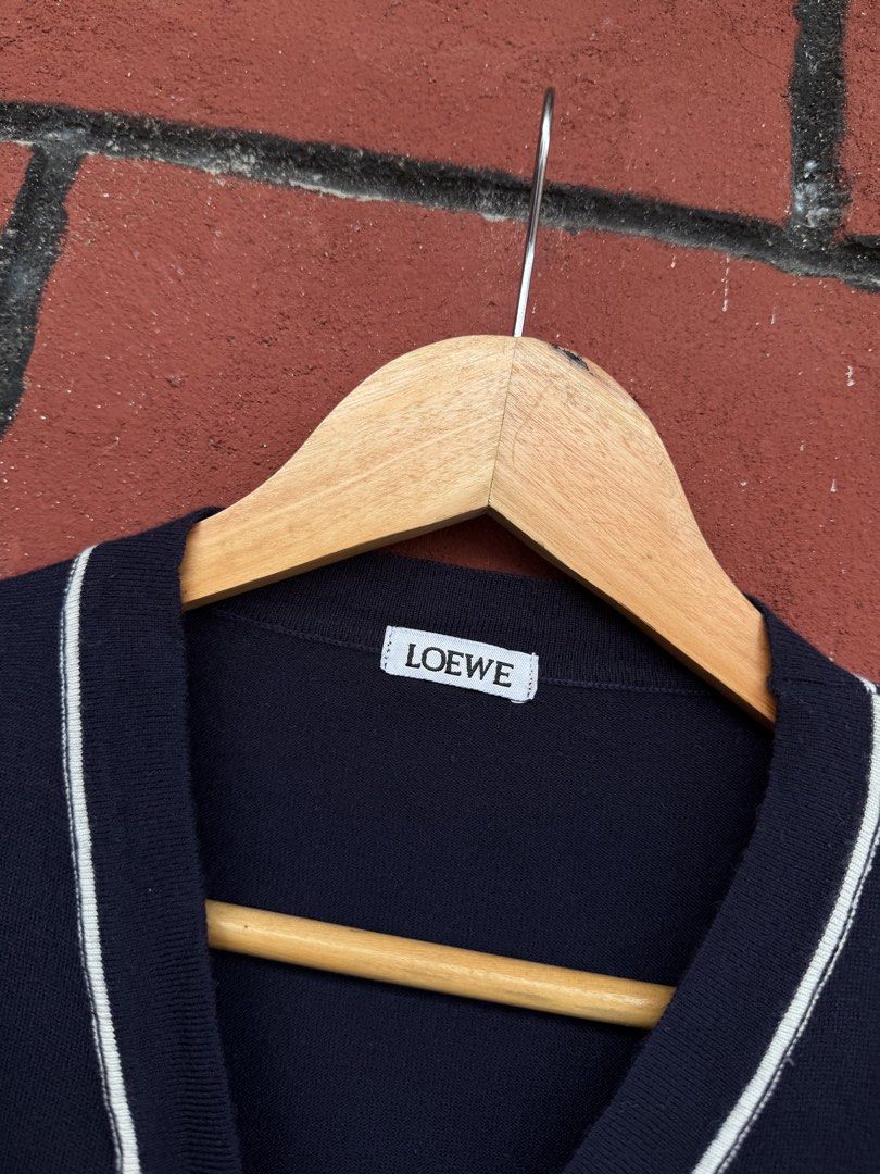 Loewe (Category: Coats, Jackets and Outerwear) located in Baguio. Submitted by mardimercredi14 (Listing ID 1467641739, Image 3). Description: 🔥 Loewe Dimensions: 23*24 Condition: excellent Color Rate: 10 ❌ cut washtag.
