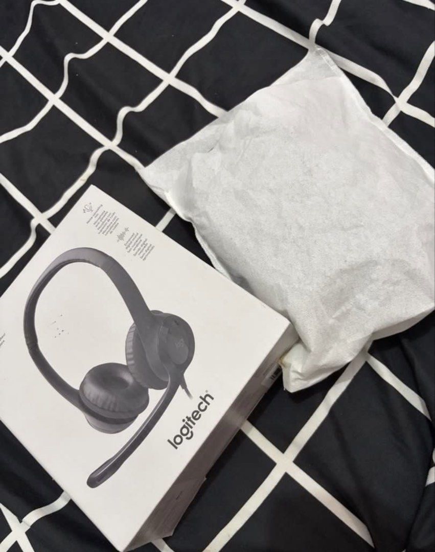 Logitech Headset with Mic (Category: Headphones & Headsets) located in Rizal. Submitted by hirocee (Listing ID 1467819416, Image 1). Description: - Brand: Logitech H390 Original Price ₱2500 RFS: Never been use, nakatambak lang hehe .